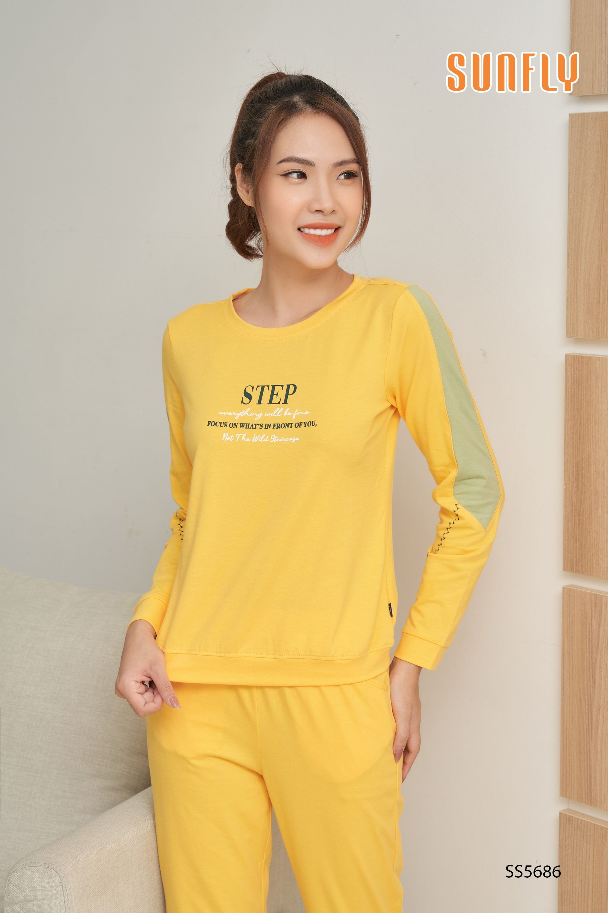 Bộ thể thao cotton áo dài quần dài SS5686 M vàng thủy tiên