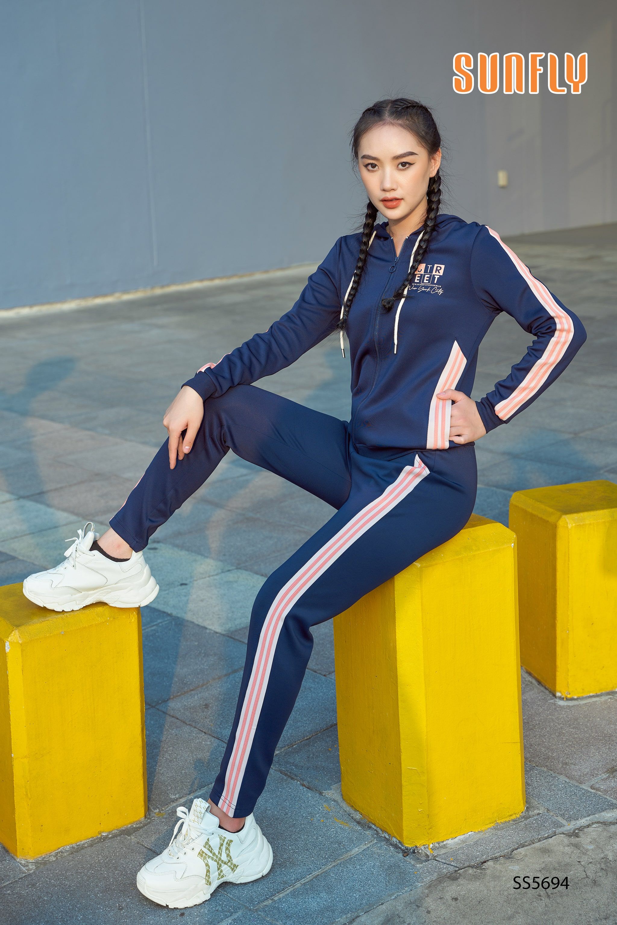 Bộ thể thao poly 2 da kéo khóa có mũ áo dài quần dài SS5694