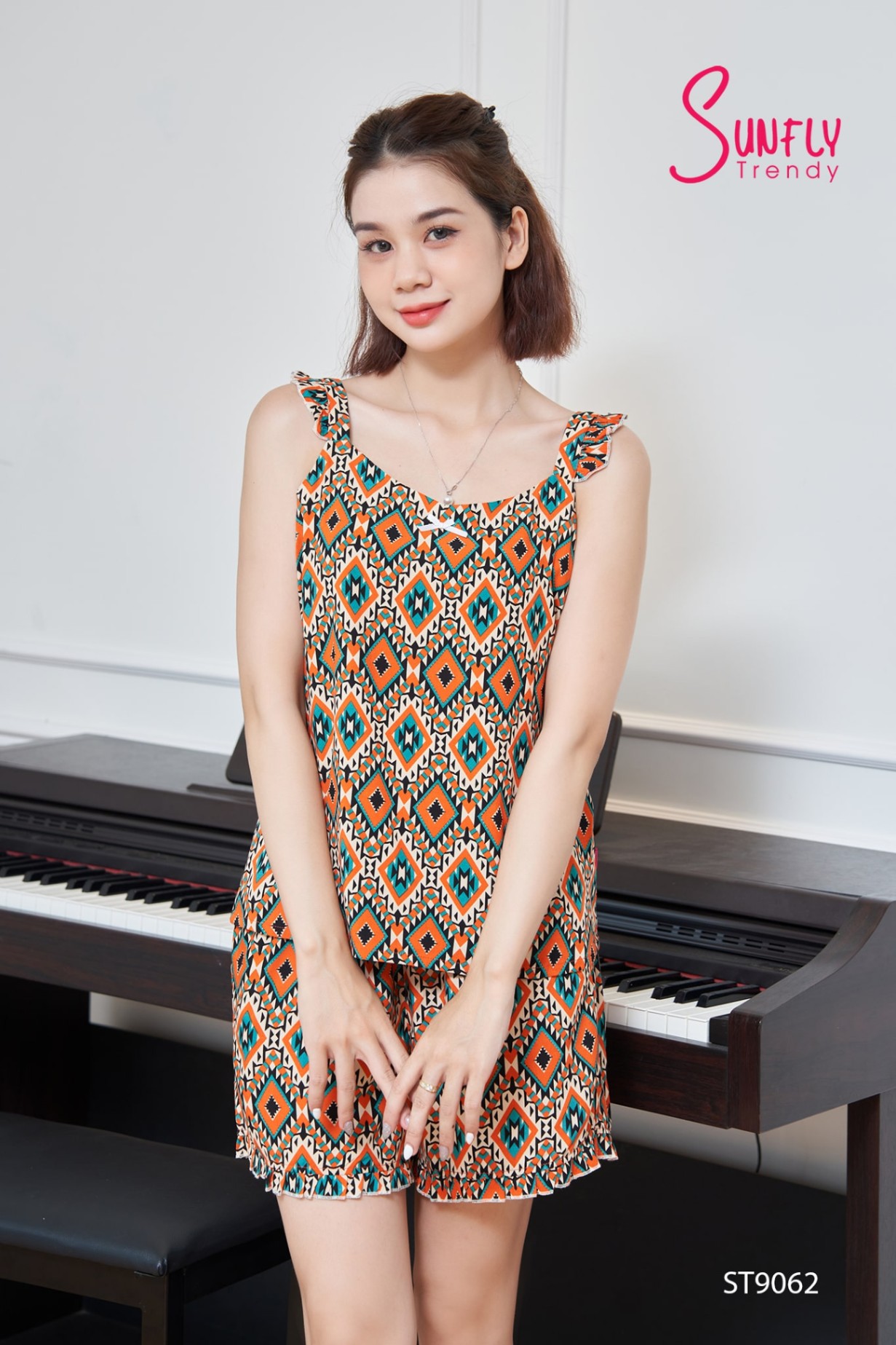 Đồ bộ mặc nhà lanh áo dây bản to quần sooc ST9062