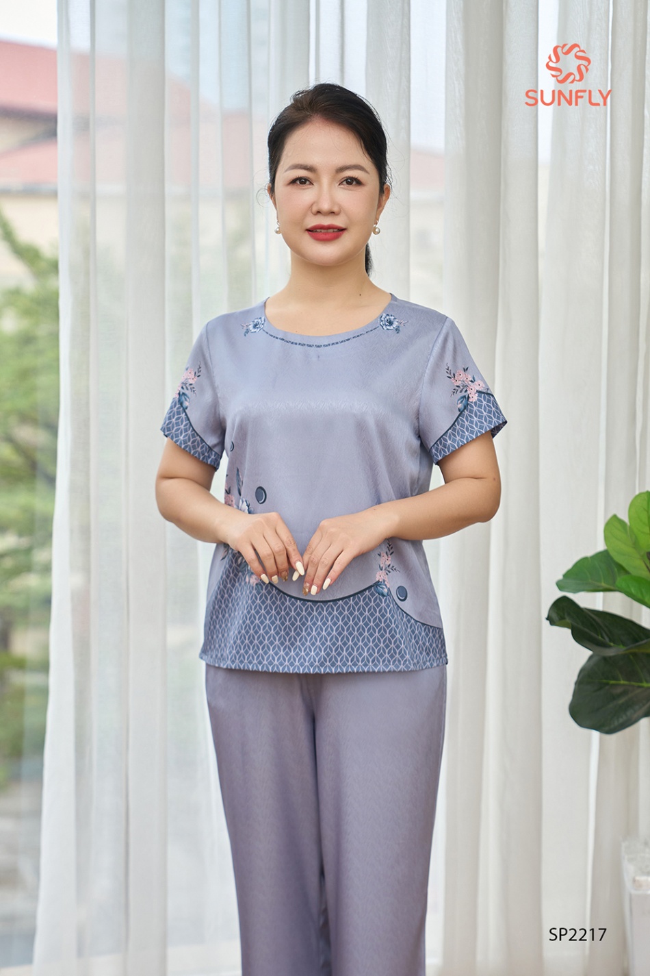 Đồ bộ mặc nhà nữ lụa satin jacquard áo cộc quần dài SP2217