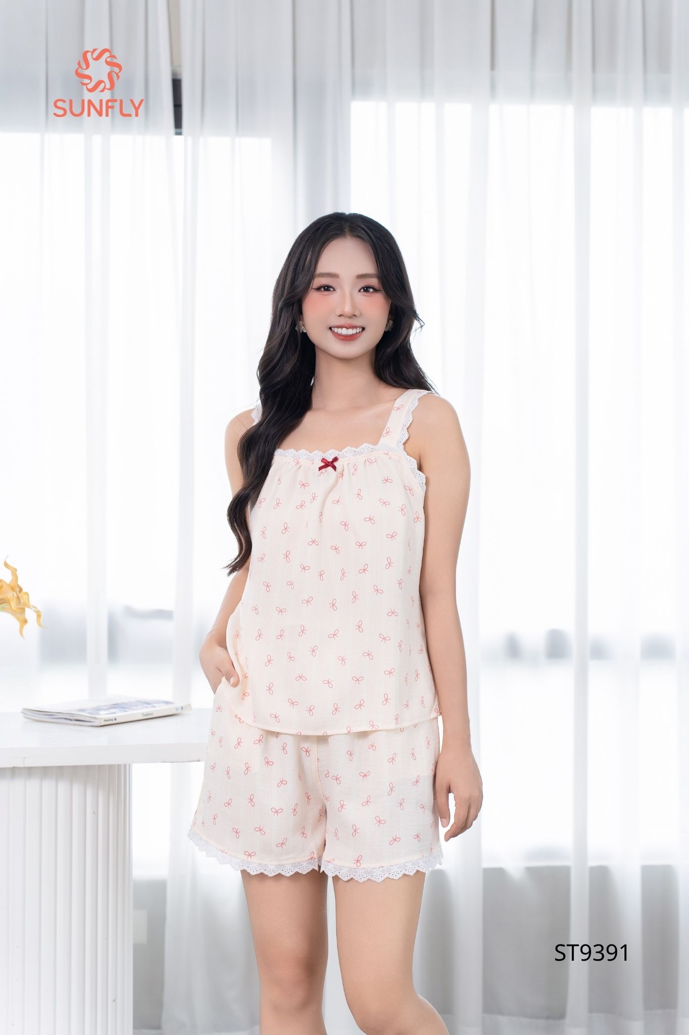 Đồ bộ mặc nhà nữ đũi vân mây áo hai dây quần sooc ST9391 M ht sọc nơ hồng