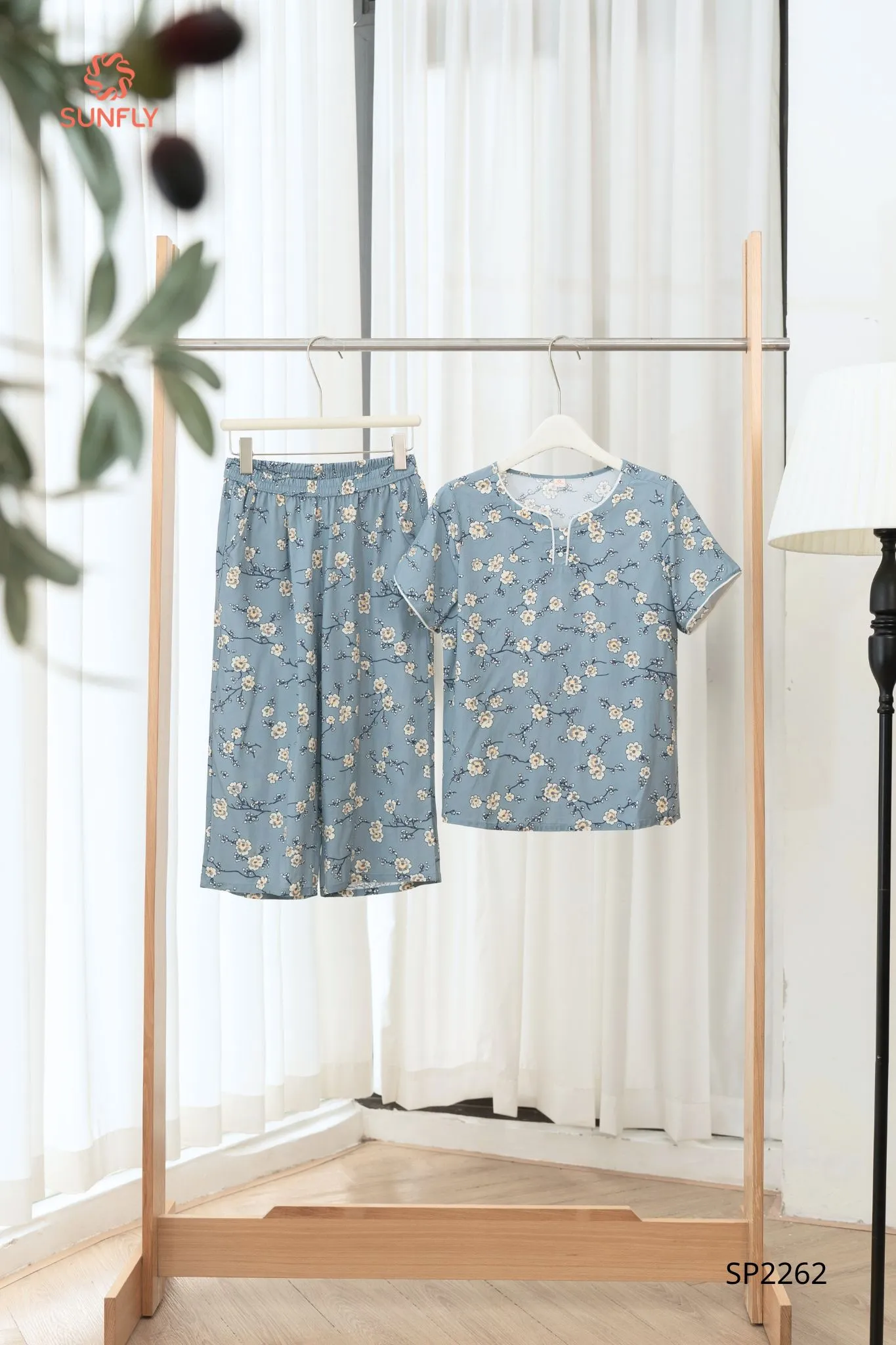 Đồ bộ mặc nhà nữ lanh áo cộc quần ngố SP2262 L hoa đào xanh denim