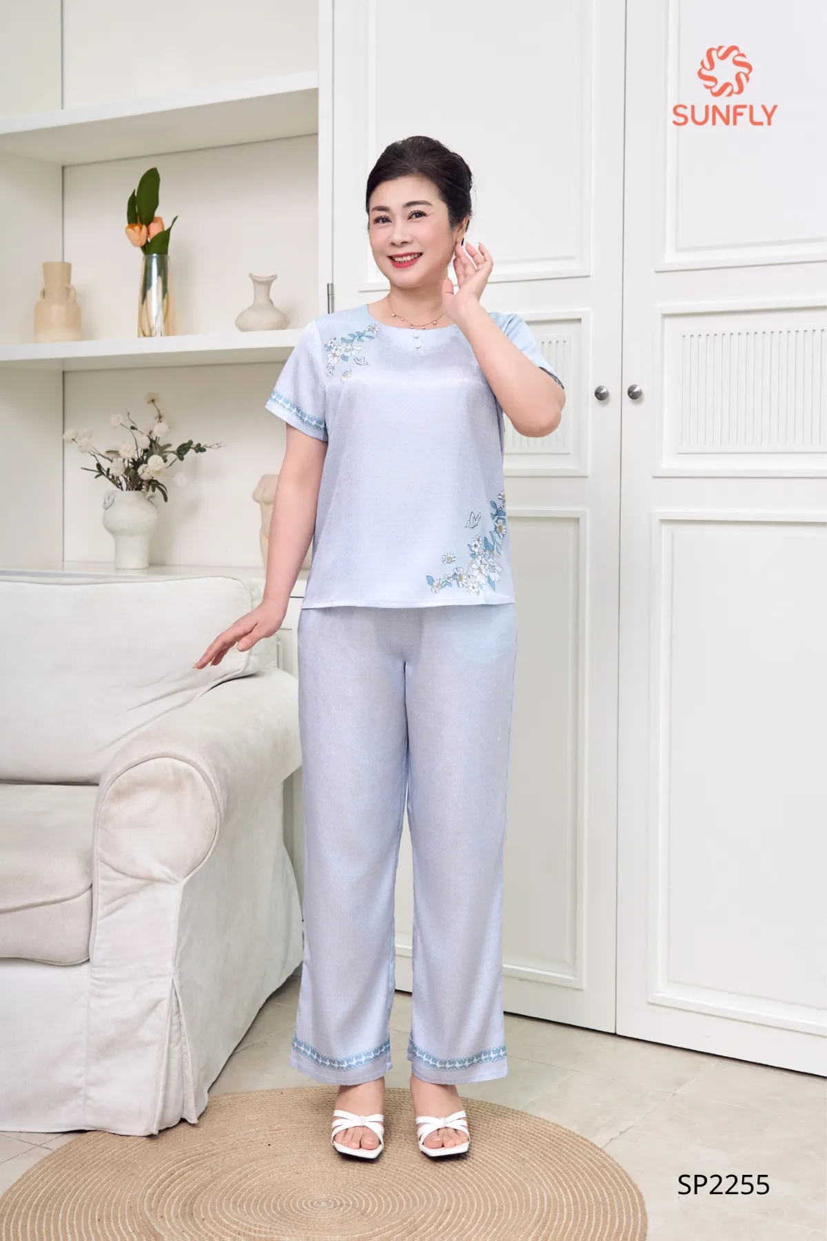 Đồ bộ mặc nhà nữ lụa satin jacquard áo cộc quần dài SP2255 M hoa xanh biển