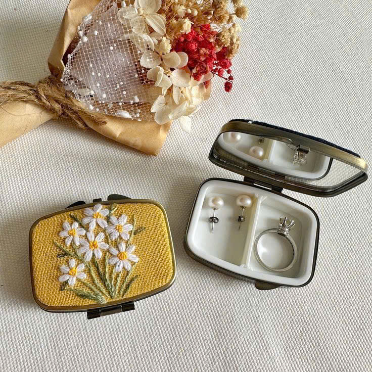Hộp đựng trang sức vuông thêu tay