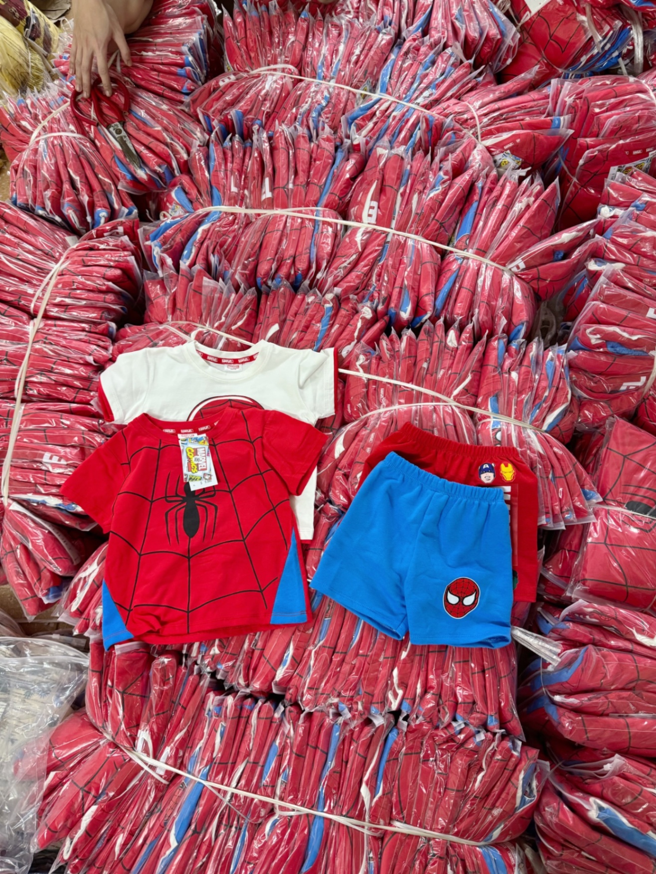 SET 2 BỘ ĐÙI NGƯỜI NHỆN TRẮNG ĐỎ BT
