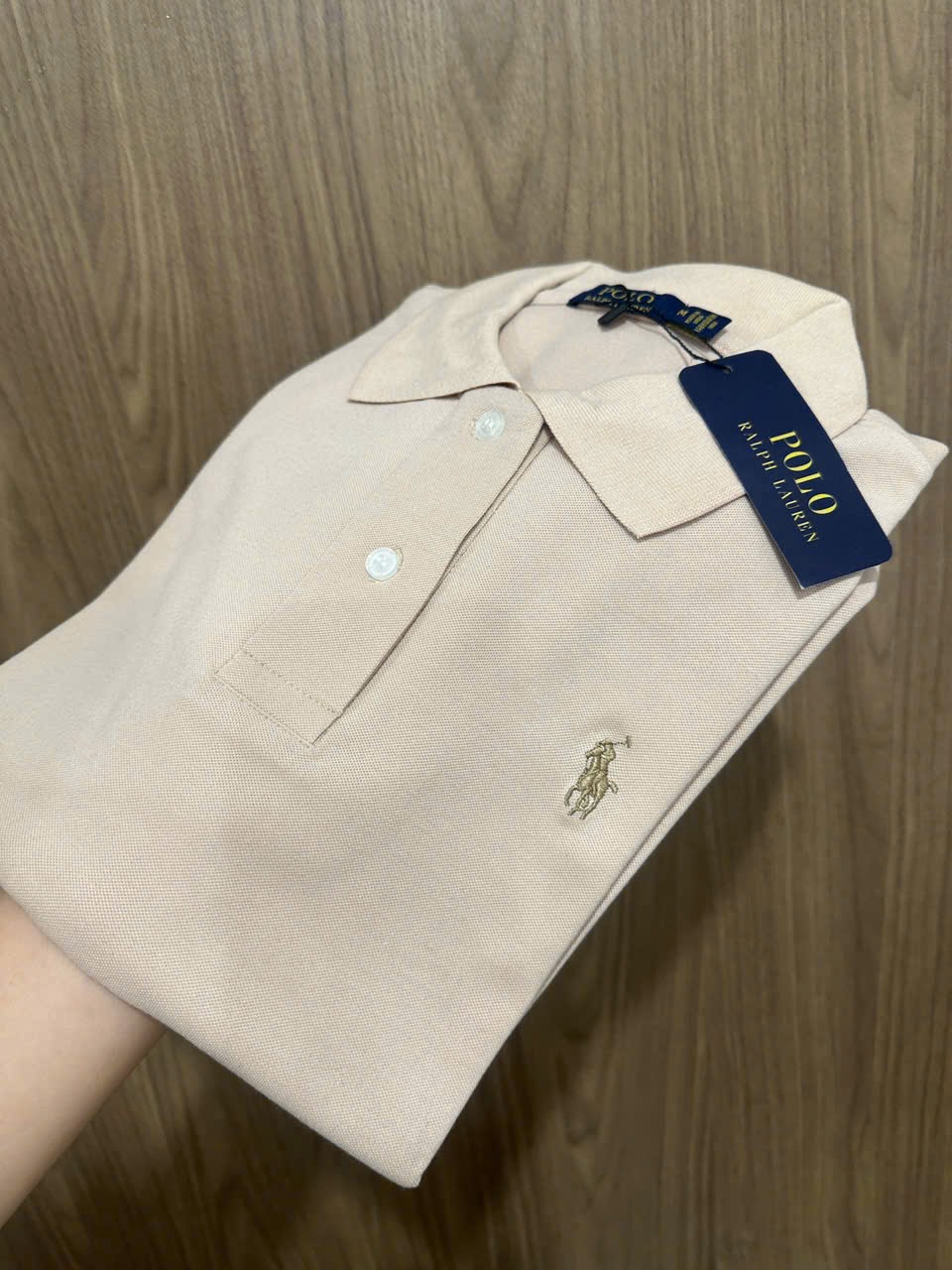 Hàng nhà máy - ÁO POLO THÊU NGỰA MÀU BE TRÀ SỮA XUẤT DƯ