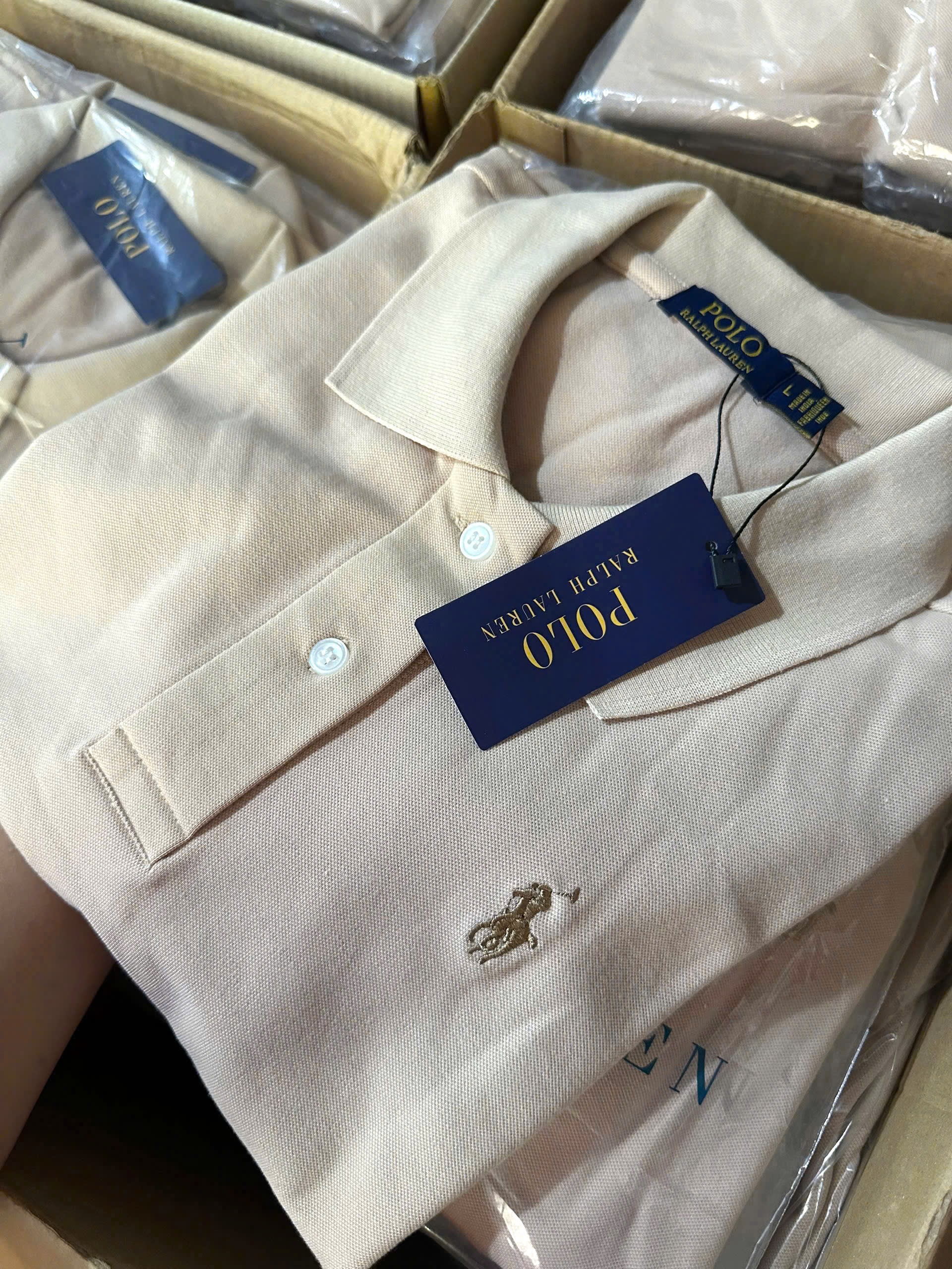 Hàng nhà máy - ÁO POLO THÊU NGỰA MÀU BE TRÀ SỮA XUẤT DƯ