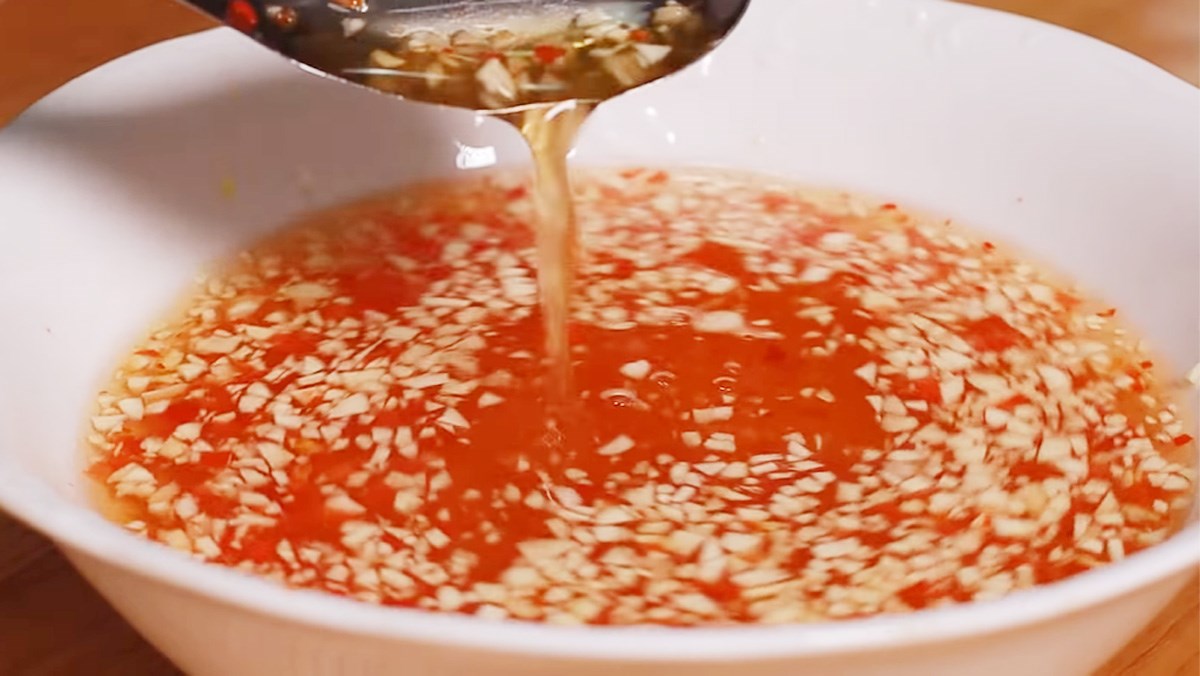 Cách làm bánh xèo tôm mực bằng chảo chống dính 5