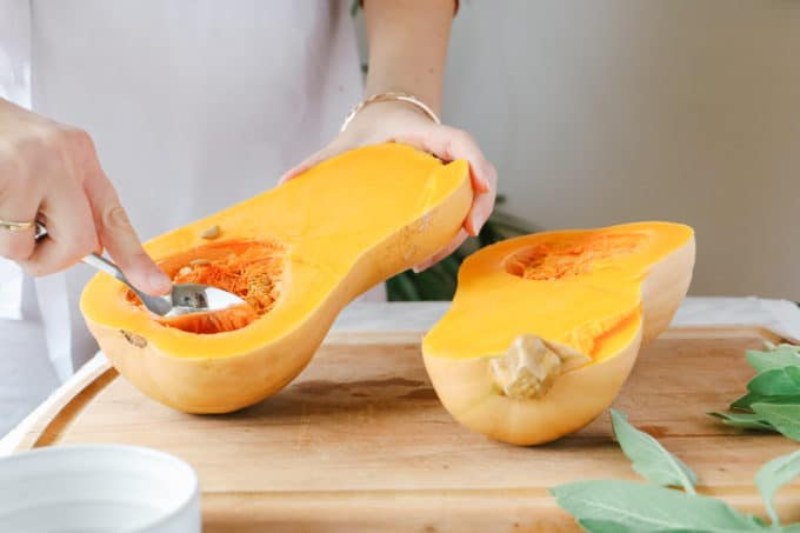 Cách nấu chè bí đỏ hạt sen - món tráng miệng thanh mát giải nhiệt 2