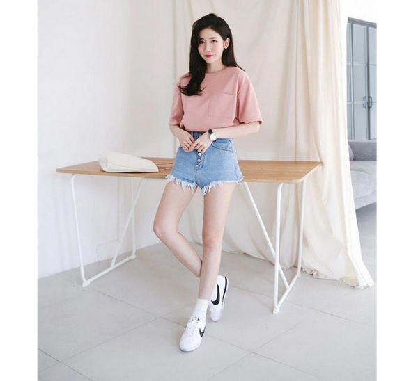 Áo phông màu pastel cùng quần short jean