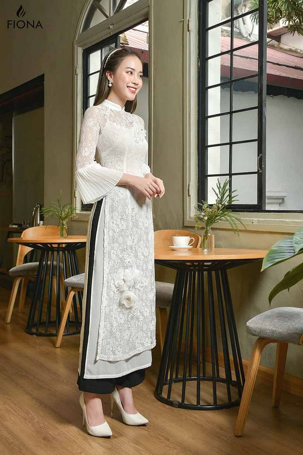Bộ áo dài 2 tà phối ren, đính hoa và ngọc trai trước ngực, chân tà, cửa tay xòe xếp ly set với quần