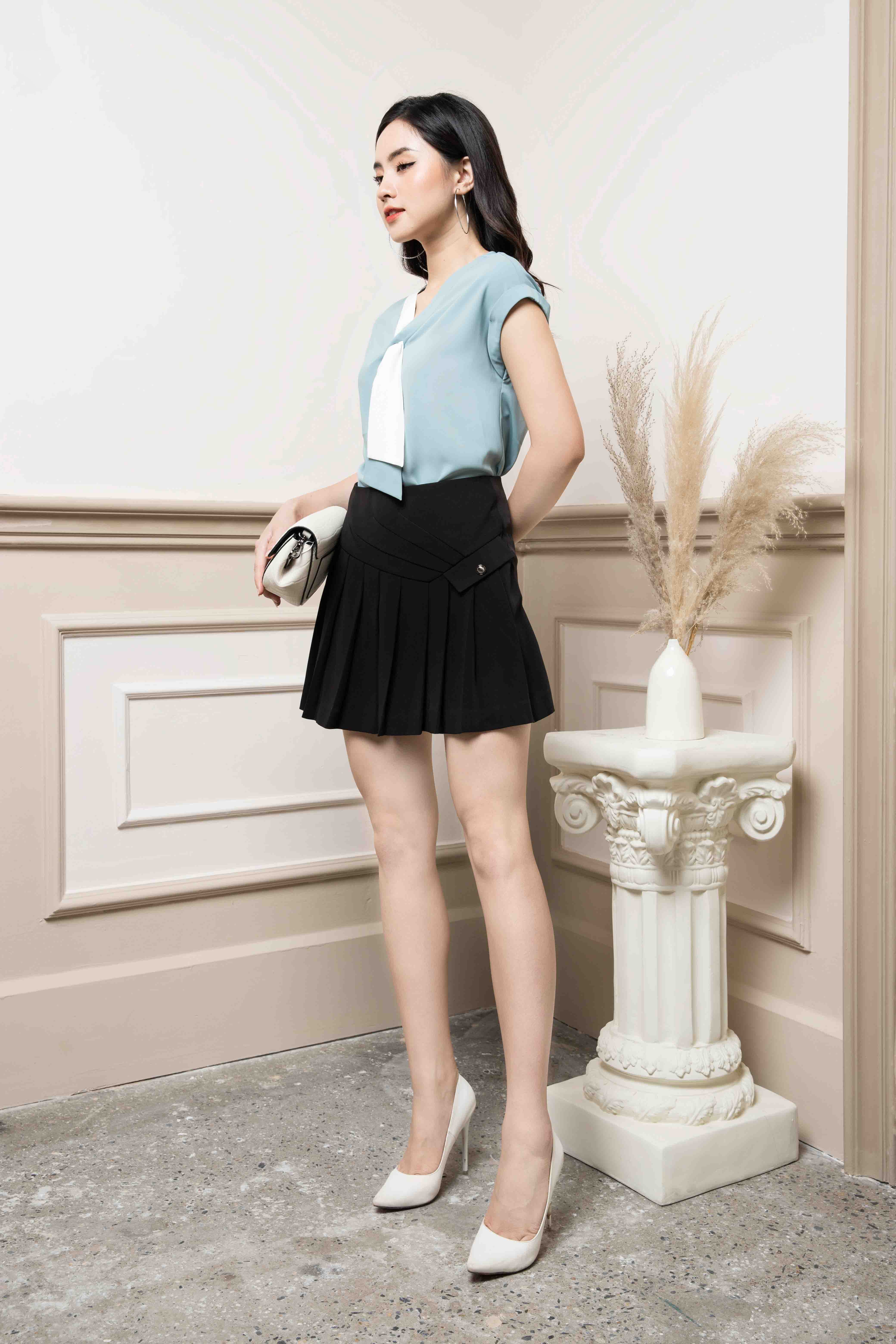Áo blazer croptop nhung đen phối quần short ống xòe giả váy - District One