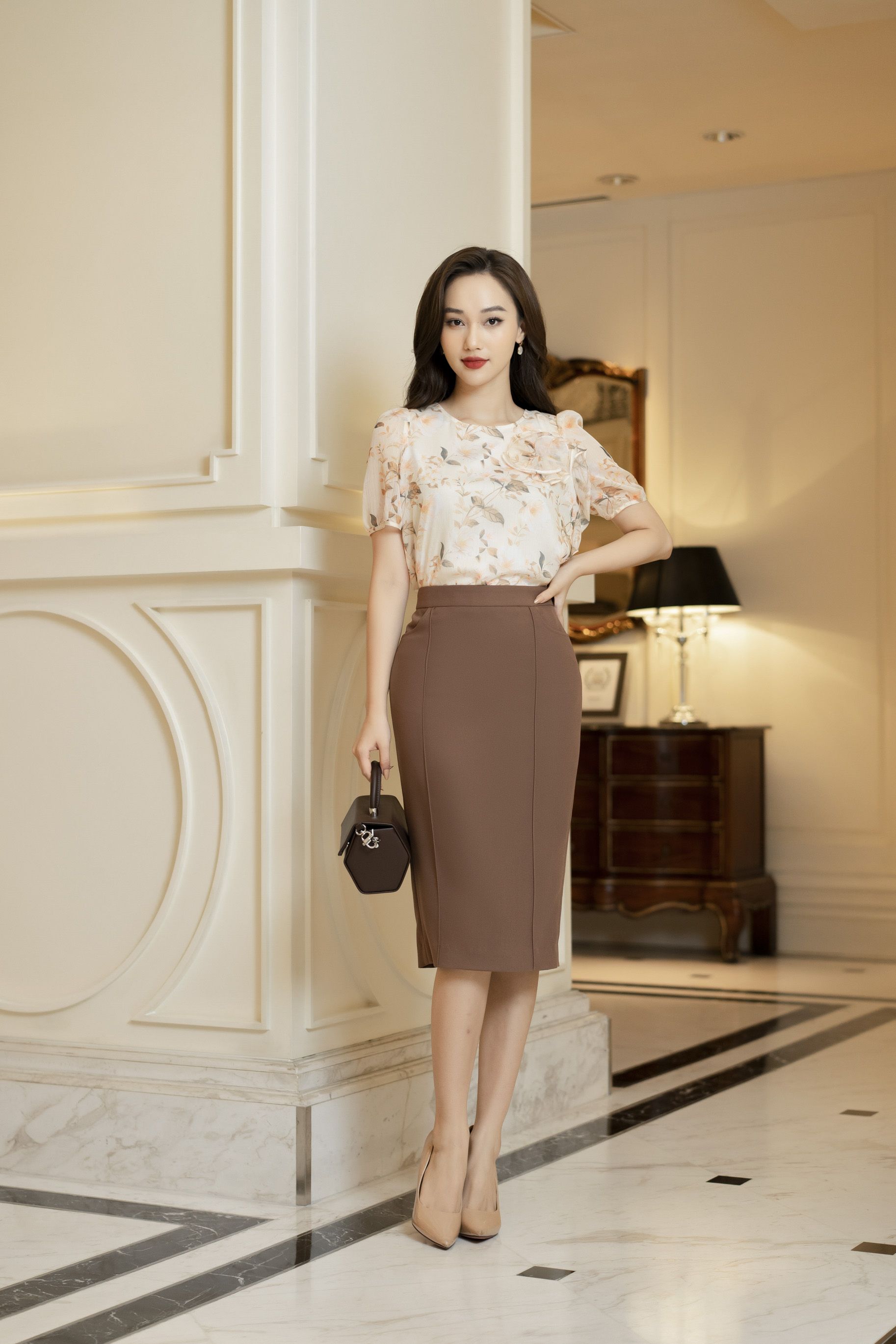 Áo sơ mi dáng suông, kẹp bèo cuốn hoa trang trí ( Mix bộ F252248)