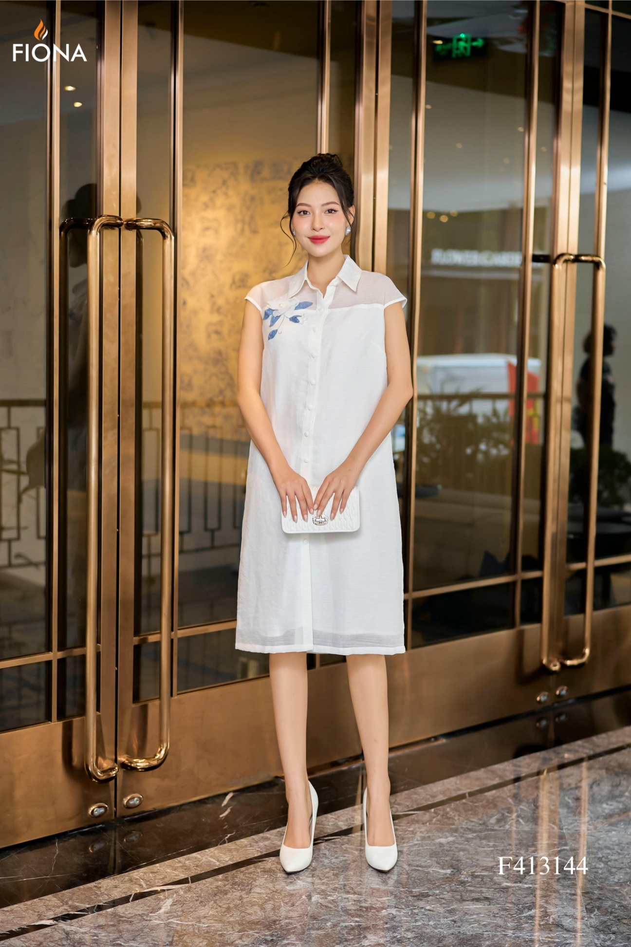 Đầm dáng suông cổ đức, nẹp mở thân trước, hoa trang trí ngực