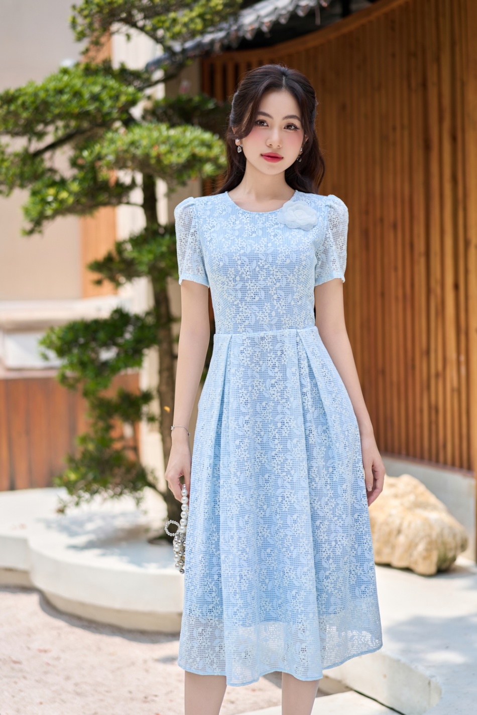 Đầm Soa Rê Đầm ren dáng xòe, cổ tròn, ly xếp cách điệu, hoa oganza trang trí