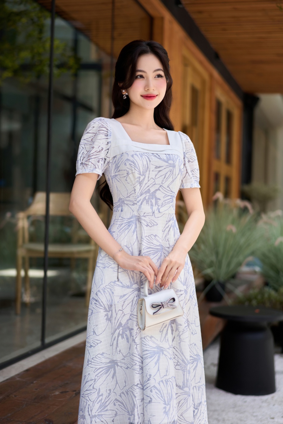 Đầm Soa Rê Đầm ren dáng xòe, cổ vuông, kẹp 2 đường bong phối trắng ngang ngực