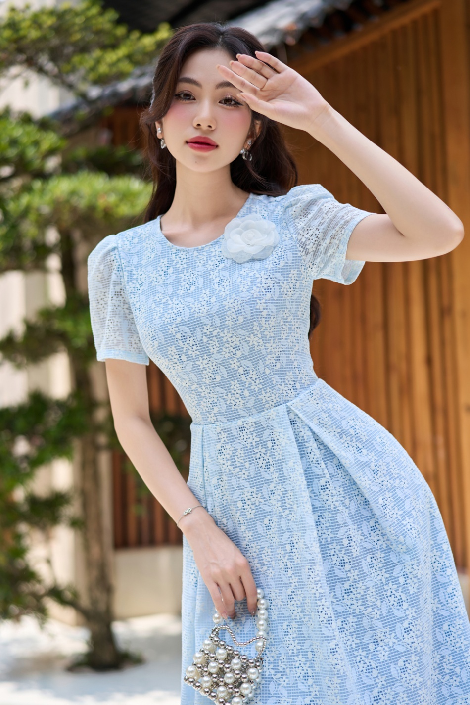 Đầm Soa Rê Đầm ren dáng xòe, cổ tròn, ly xếp cách điệu, hoa oganza trang trí