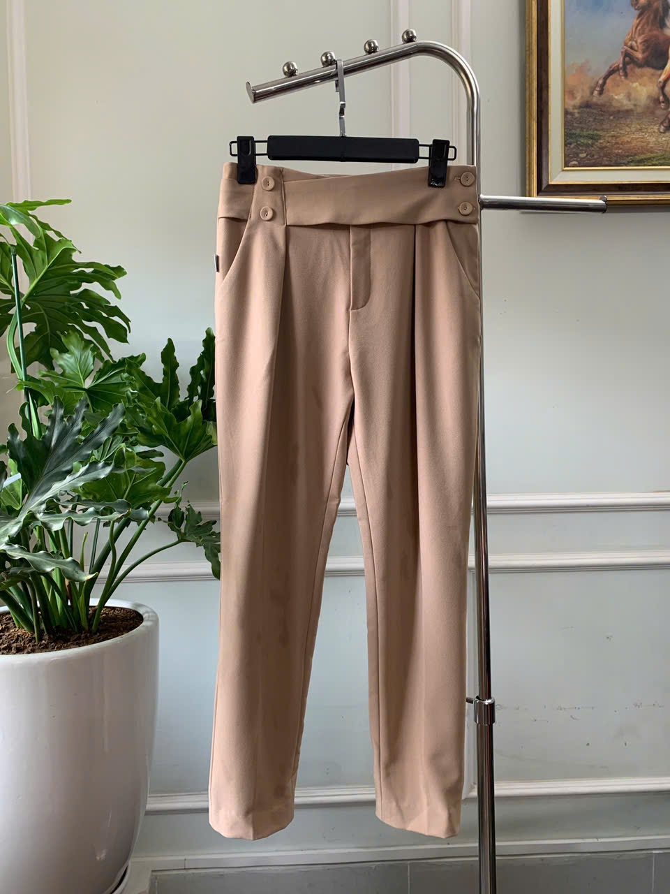 Quần dáng baggy, cạp trang trí 4 cúc, túi chéo