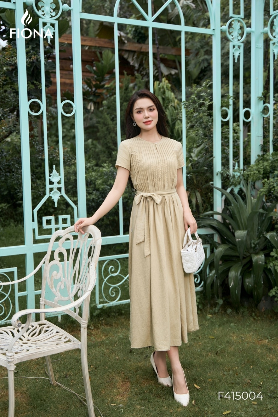 Đầm dáng suông, thân trước và sau may ly nổi trang trí