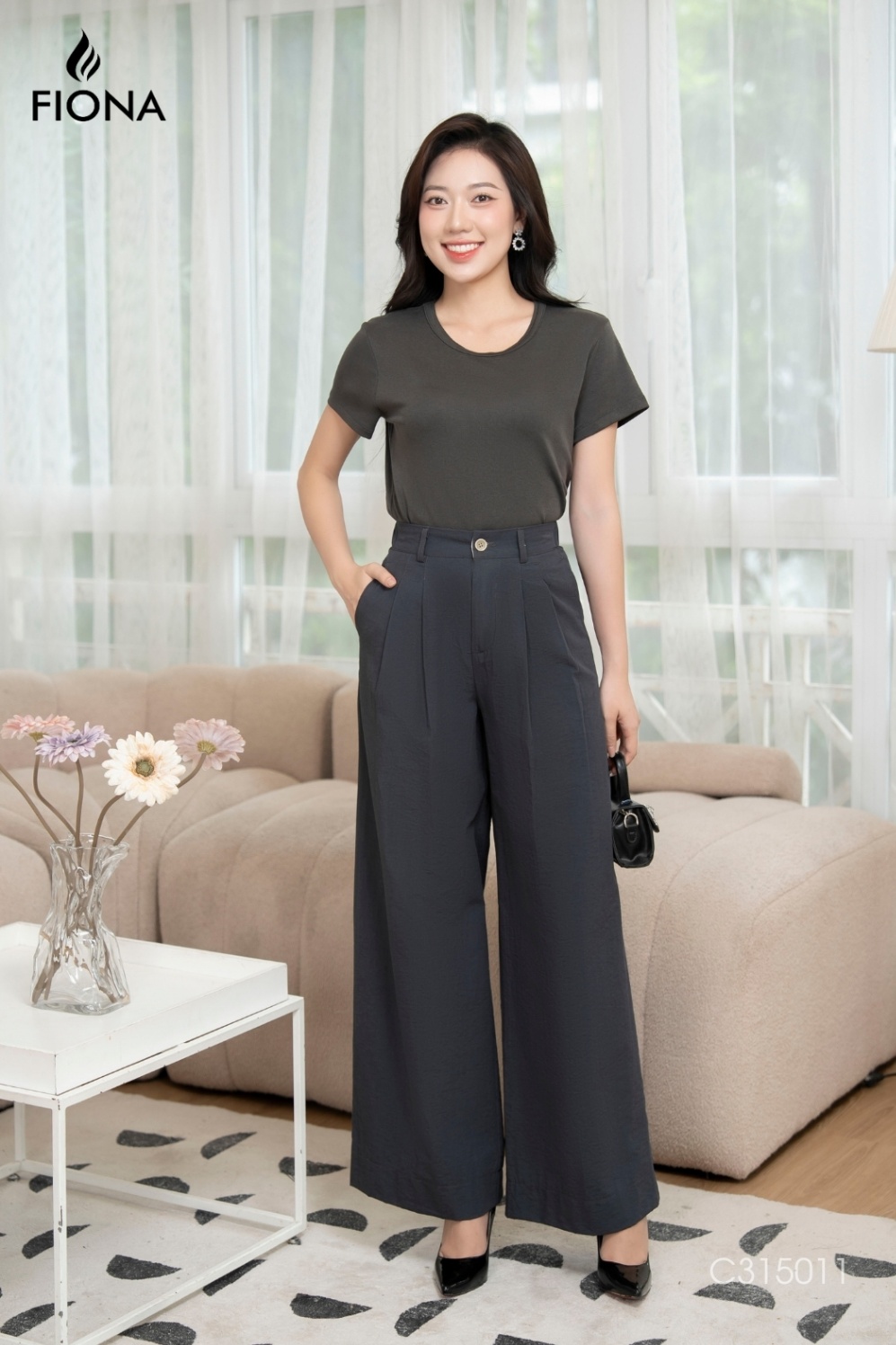 Quần dáng suông, ly xếp, cạp chun thân sau