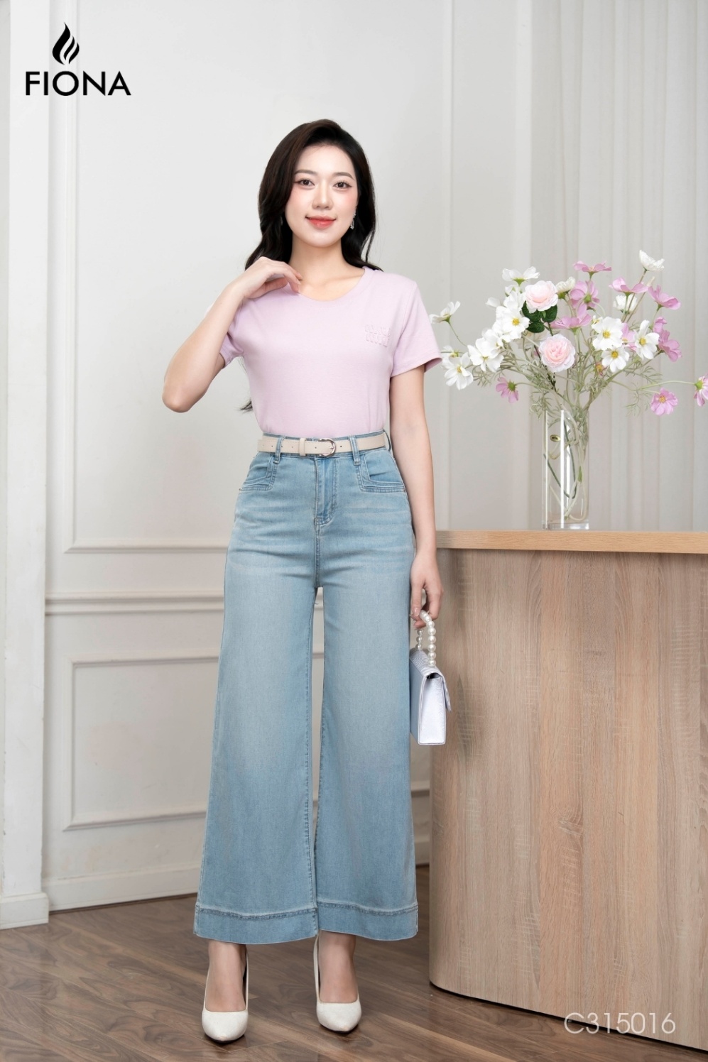 Quần bò dáng suông, diễu chỉ trang trí, kèm thắt lưng rời