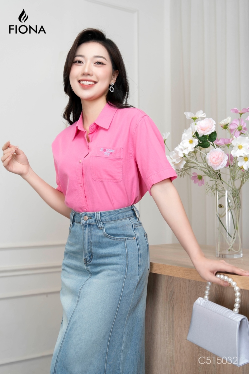 Áo sơ mi dáng suông, cổ đức, thêu hình ngực trái, tay lỡ, Freesize