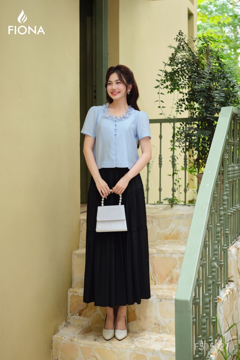 Áo sơ mi dáng suông, nẹp cài khuyết dây, cổ xếp bèo