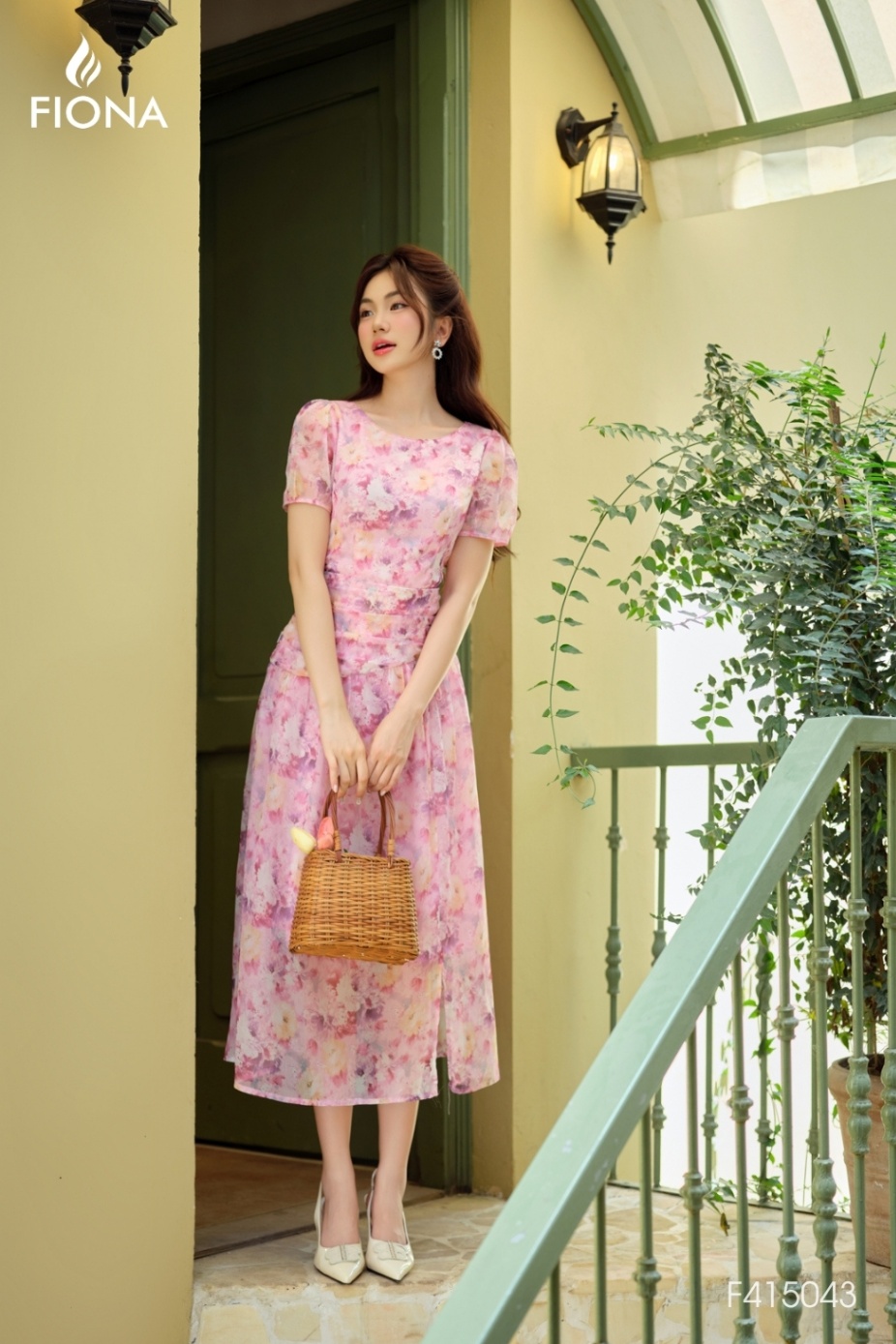 Đầm hoa tơ dáng xòe, eo dúm nhăn trang trí