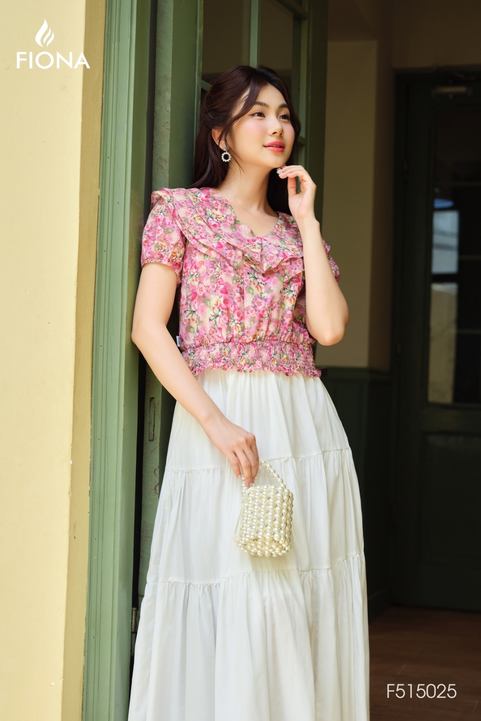 Áo sơ mi dáng bo gấu, cổ bèo, tay ngắn
