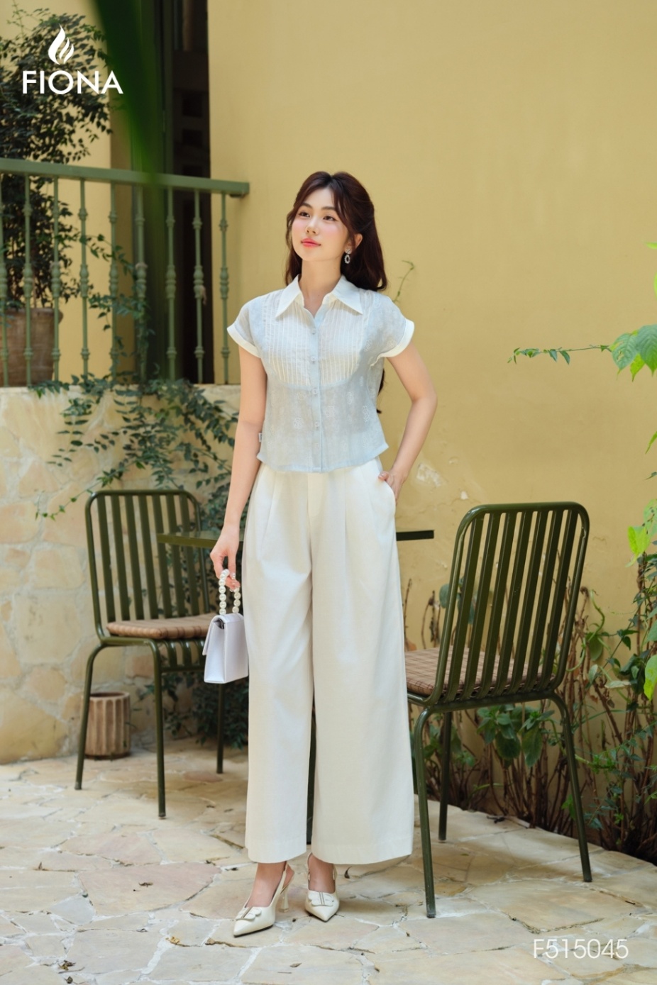 Áo sơ mi tơ dáng suông, hoa in chìm, cúp ngực và cổ phối