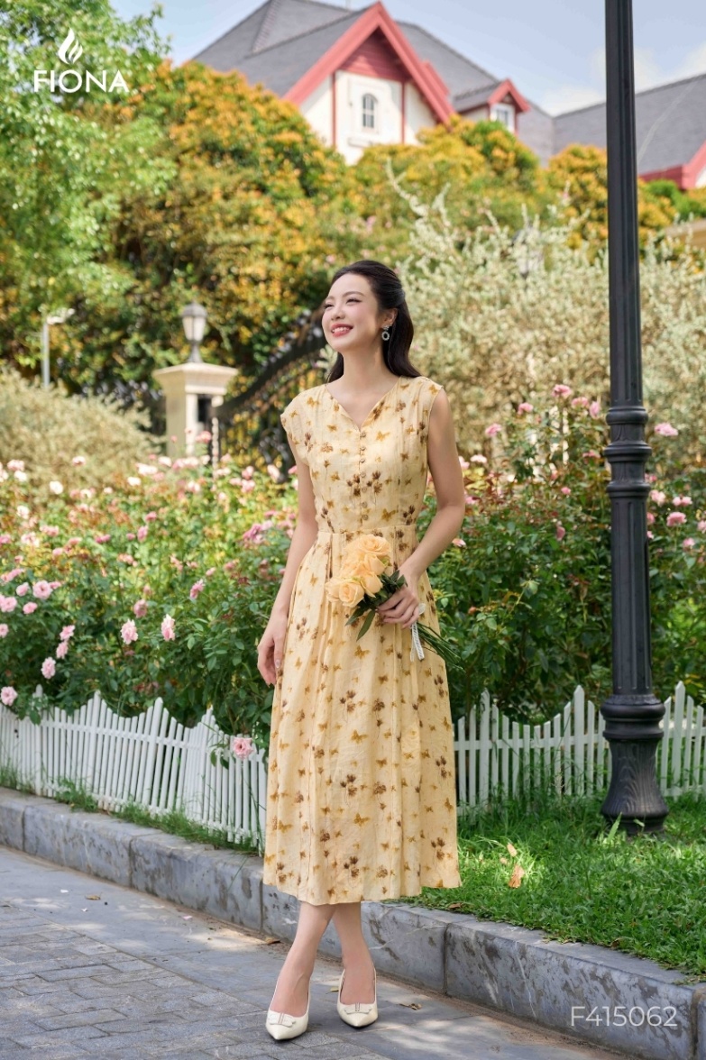 Đầm tơ dáng xòe, thân trước cúc trang trí, vai chờm