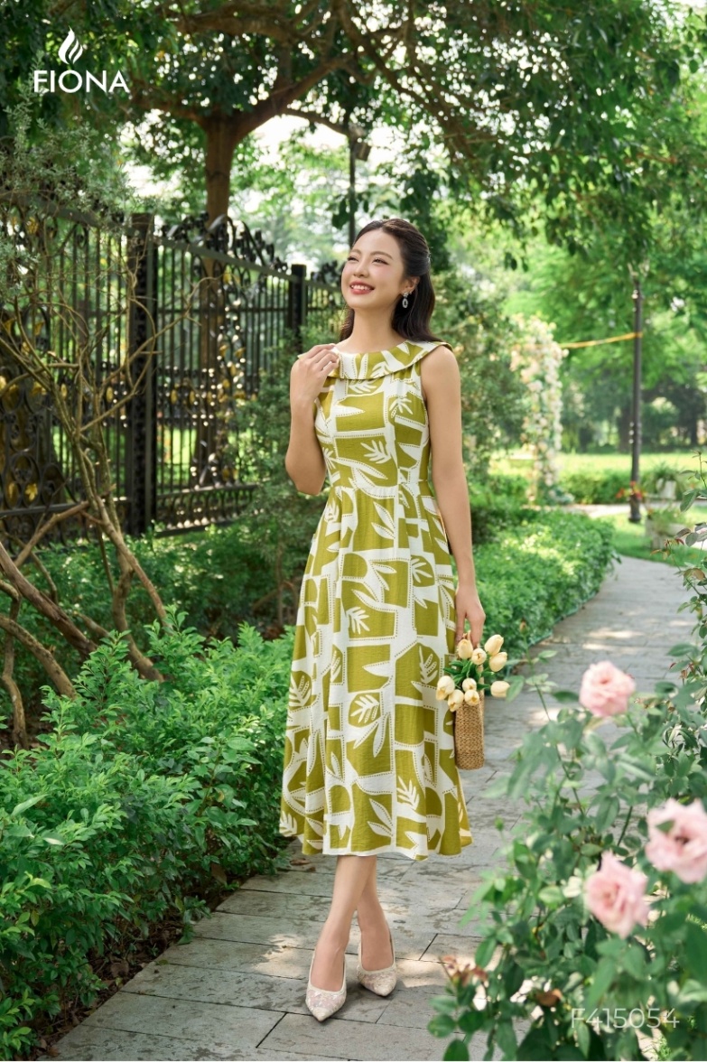 Đầm dáng xòe, vải Linen họa tiết, cổ thuyền có lá cổ