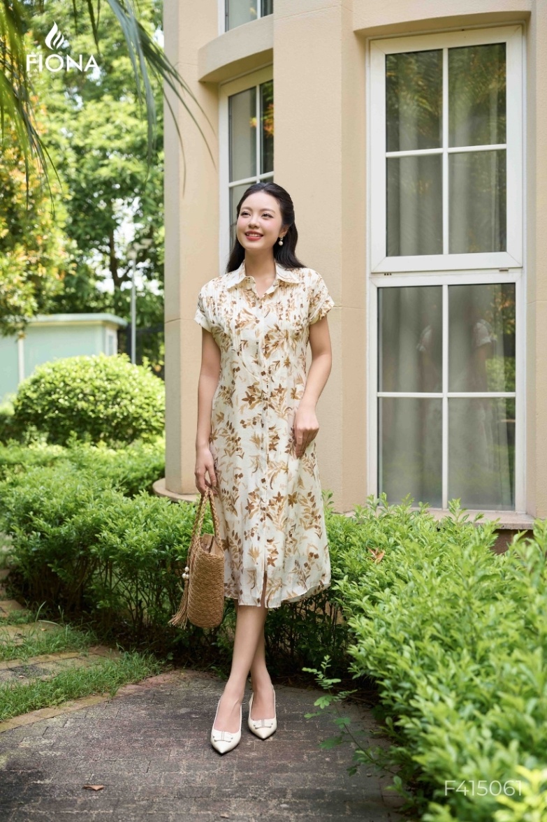 Đầm tơ dáng suông, thân trên bấu ly, cổ đức