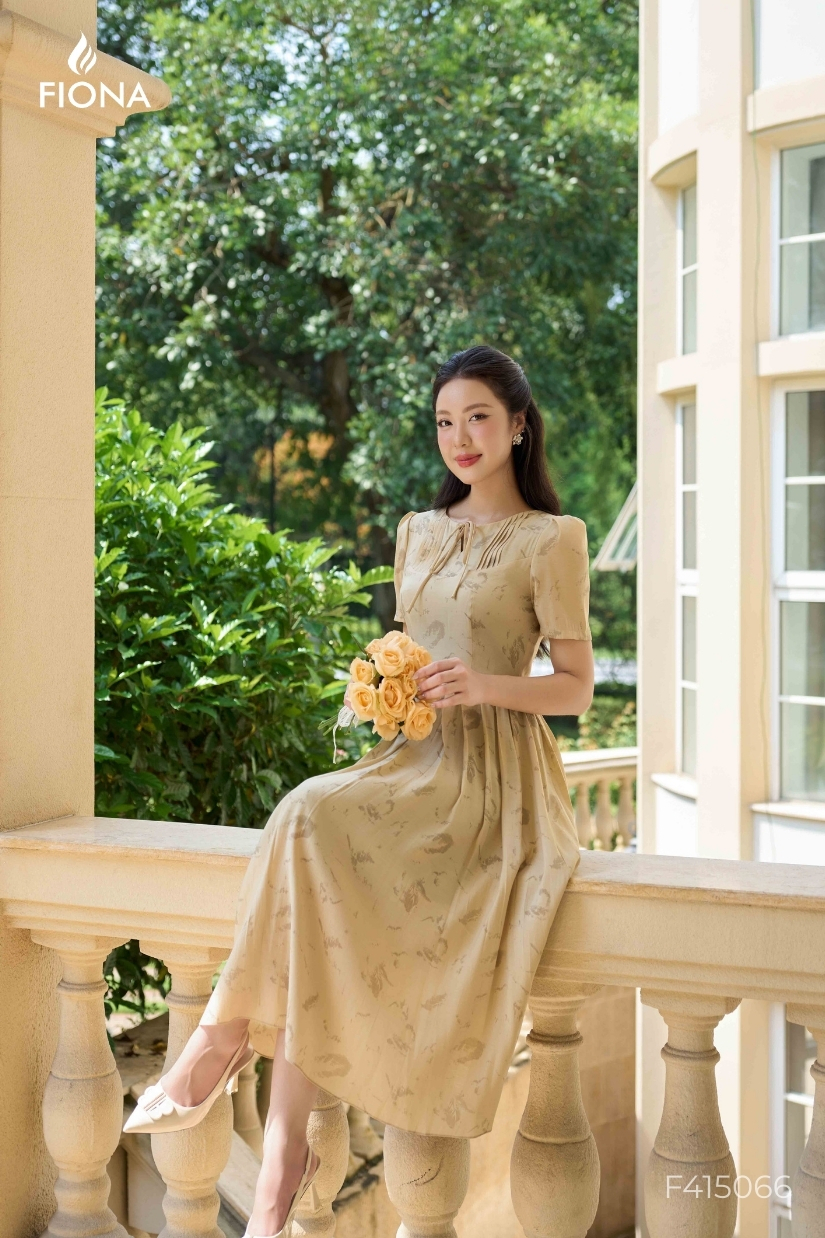 Đầm tơ dáng xòe, thân trên bấu ly, cổ buộc nơ