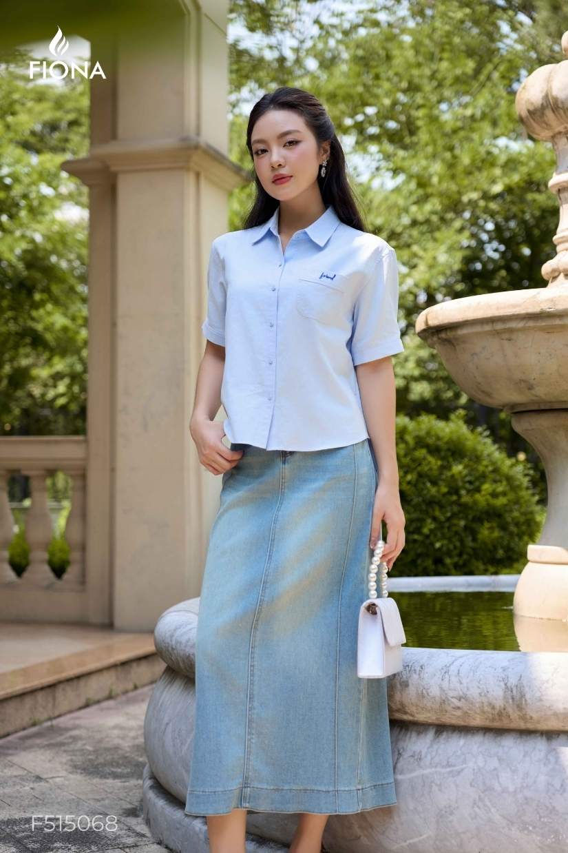 Áo sơ mi dáng suông, cổ đức, túi thêu chữ trang trí