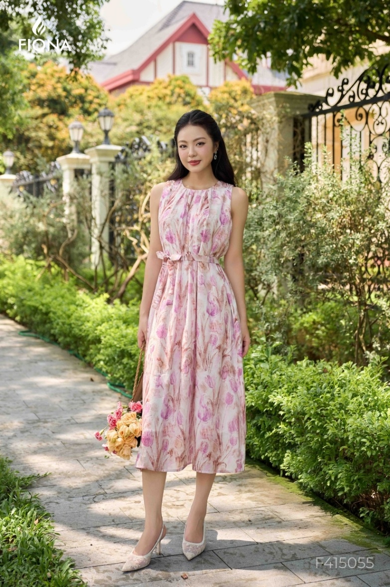 Đầm dáng suông, vải tơ hoa, cổ xếp ly, kèm dây lưng rời vải chính