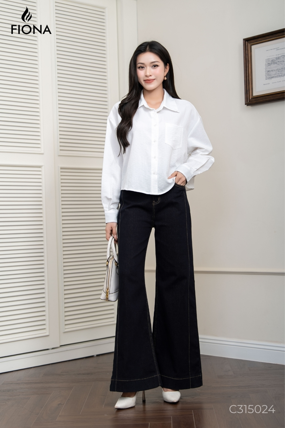 Quần bò dáng suông, may mí cạnh sườn trang trí