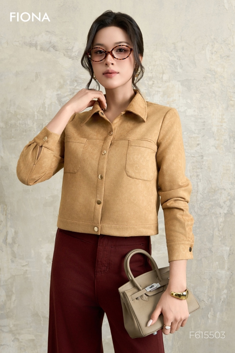 Áo khoác da lộn dáng bo gấu, họa tiết in vân nổi, cúc bấm thân trước