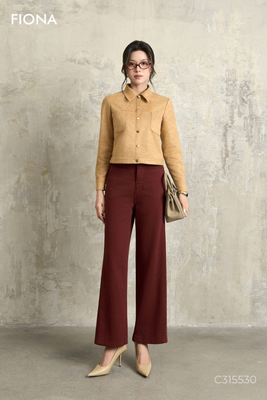 Quần bò dáng suông, đường cắt diễu chỉ cạnh sườn