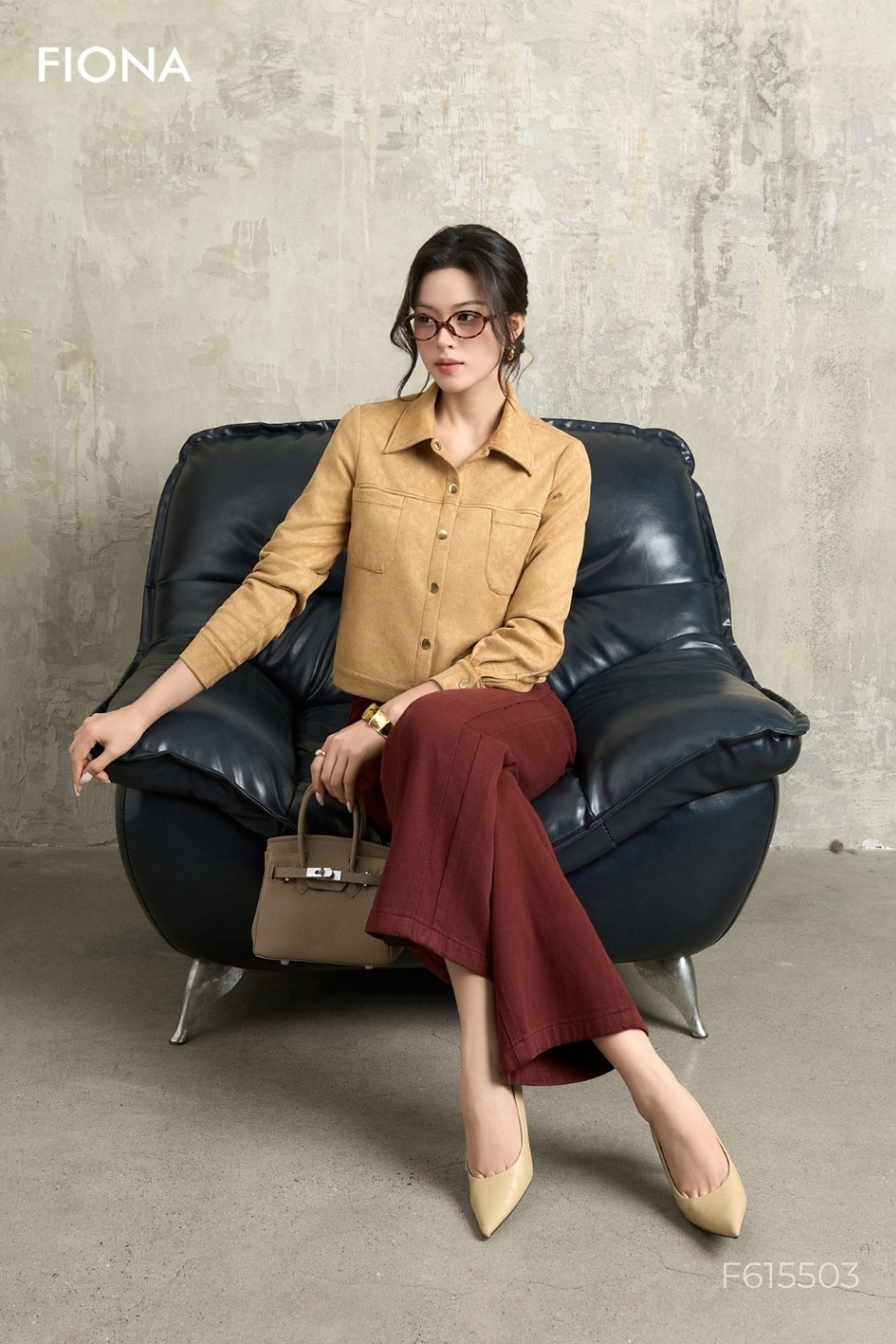 Áo khoác da lộn dáng bo gấu, họa tiết in vân nổi, cúc bấm thân trước