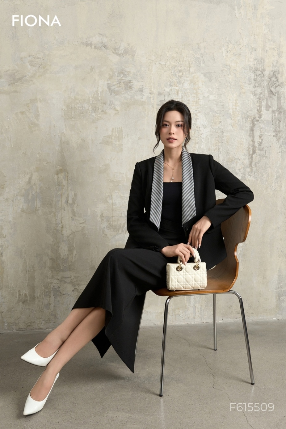 Áo vest dáng suông, cổ phối kẻ, dài tay