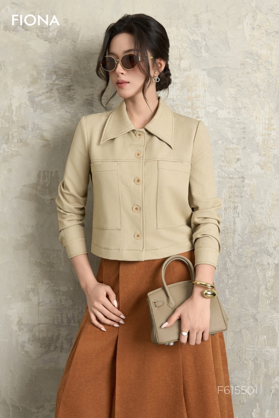 Áo khoác dáng suông, cổ không chân, túi ốp thân trước