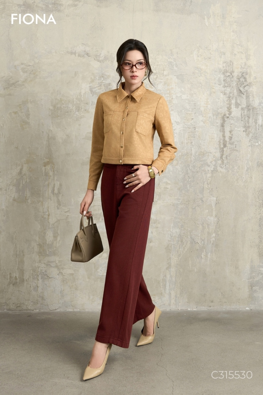 Quần bò dáng suông, đường cắt diễu chỉ cạnh sườn