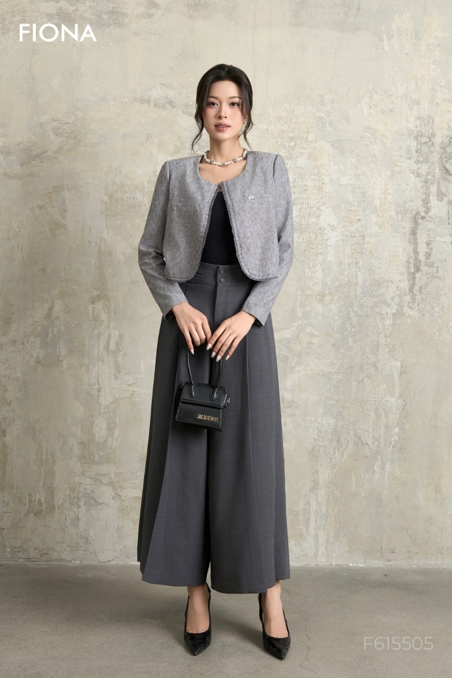 Áo vest dáng suông, cổ tròn, nẹp tua rua trang trí