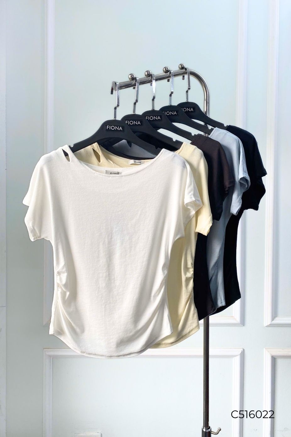 Áo cotton dáng ôm, cổ thuyền, xoắn một bên vai, dúm sườn, freesize