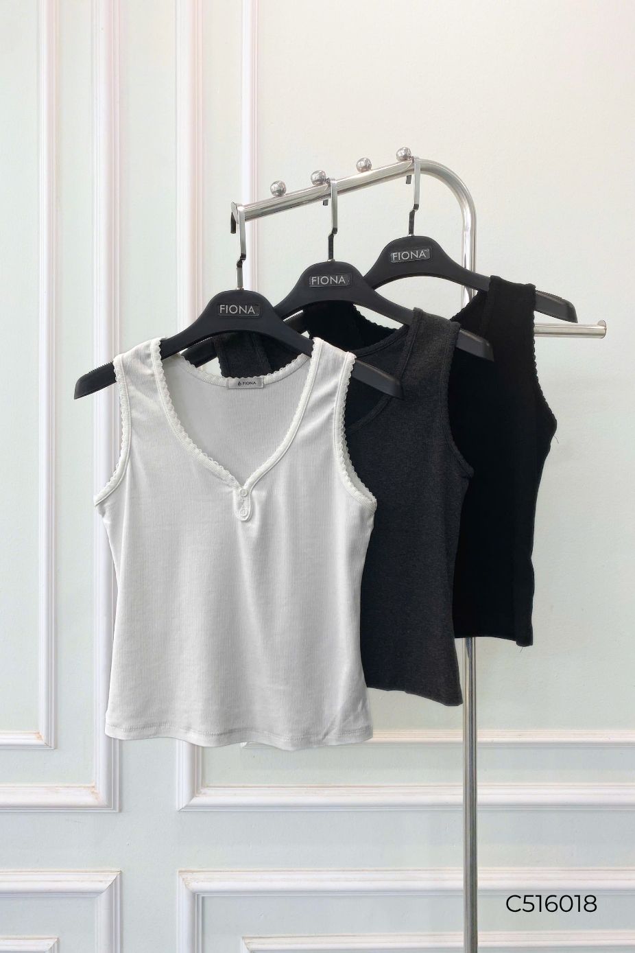 Áo cotton dáng ôm, sát nách, cổ tim, cúc trang trí, freesize