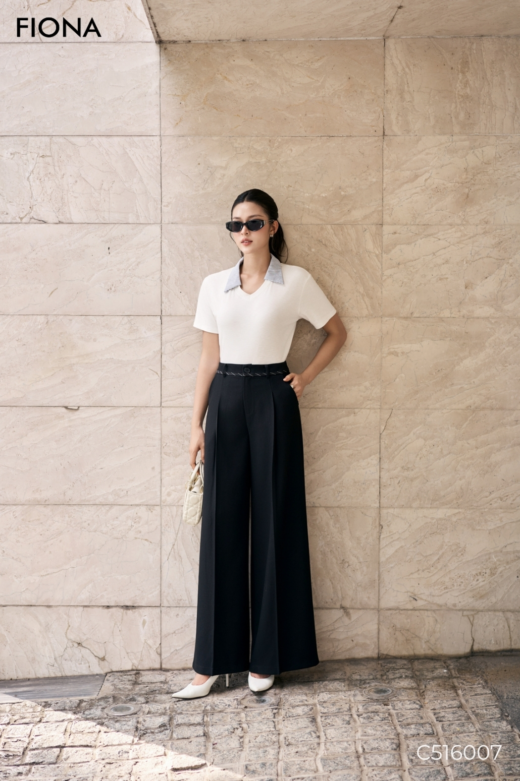 Áo cotton freesize dáng suông, cổ tim phối kẻ, tay ngắn