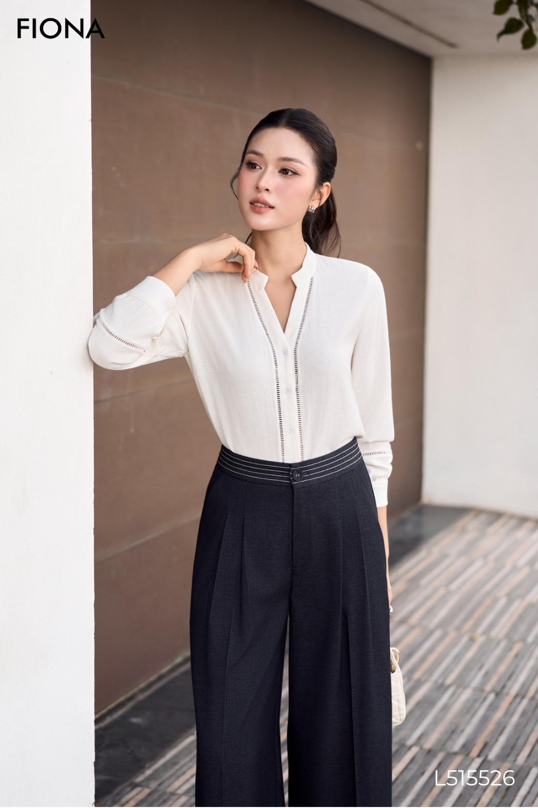 Áo sơ mi Linen dáng suông, nẹp phối ren, dài tay