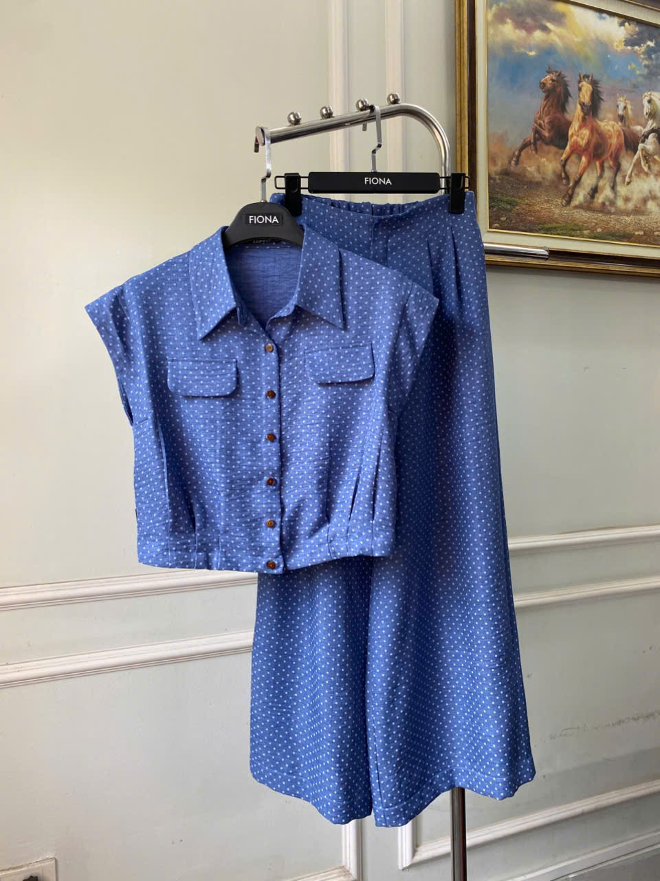 Áo sơ mi chấm bi dáng croptop, cổ đức (Set bộ cứng F315023)
