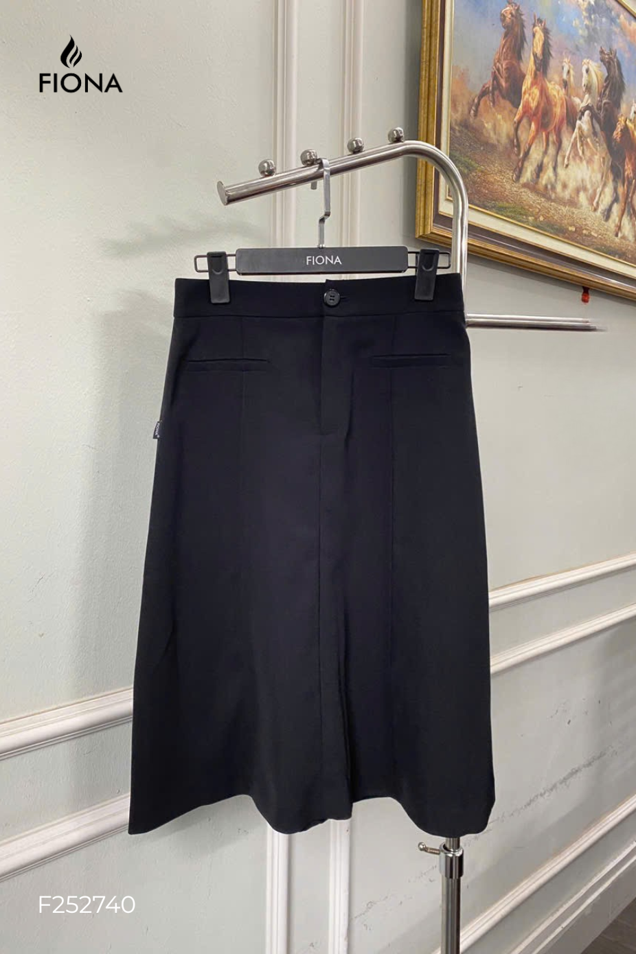 Chân váy dáng A, túi cơi trang trí thân trước